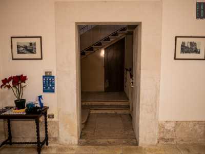 Mentre parliamo, madre e figlio ci conducono all�interno dell�edificio attraverso una porticina situata alla sinistra del portale d�ingresso. Ci ritroviamo quindi in un piccolo atrio...